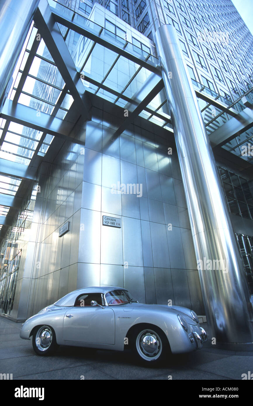 Porsche al di fuori del Canada Tower Docklands Londra REGNO UNITO Foto Stock