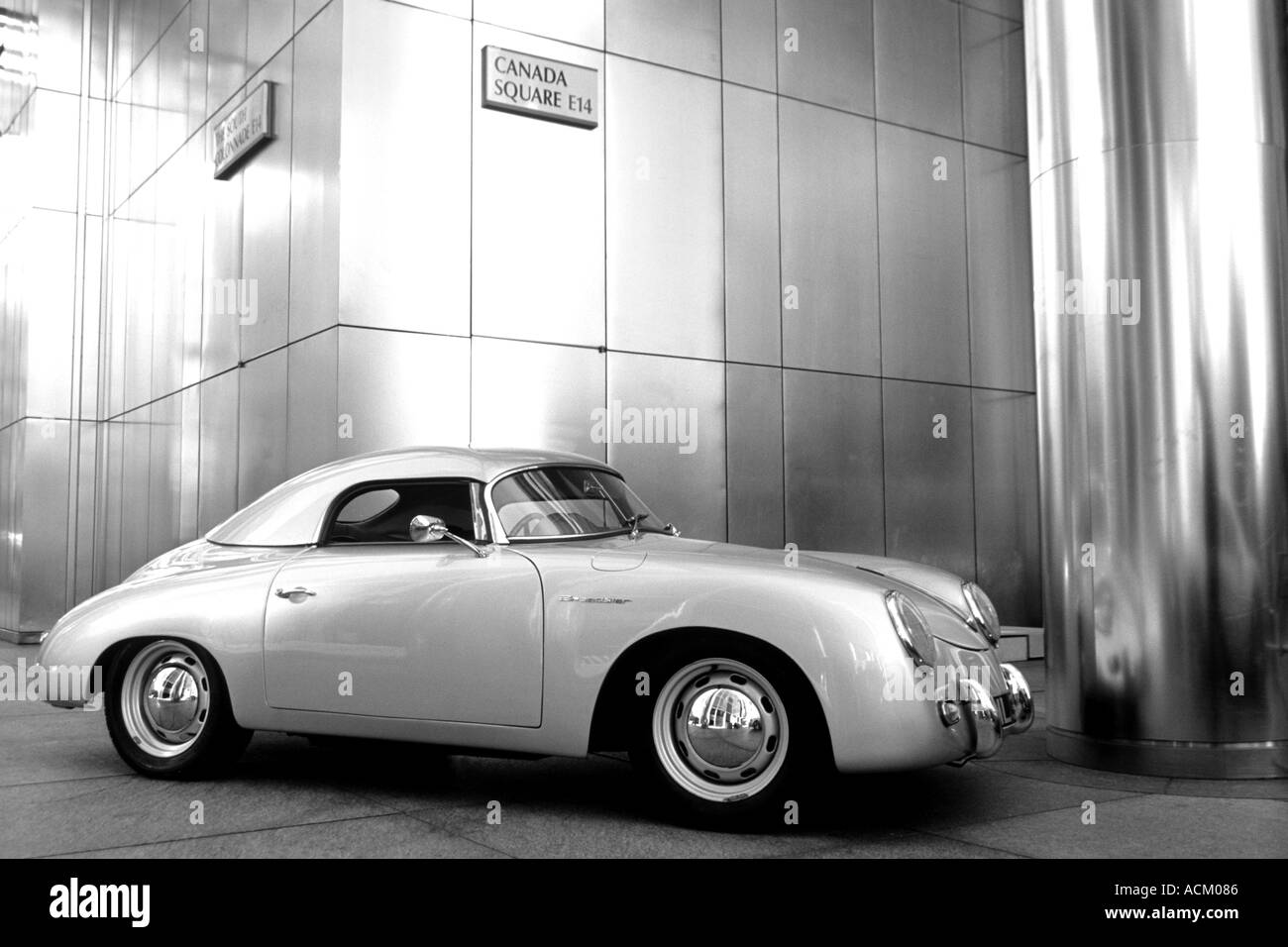 Porsche Speedster in Canada Tower Docklands Londra REGNO UNITO Foto Stock