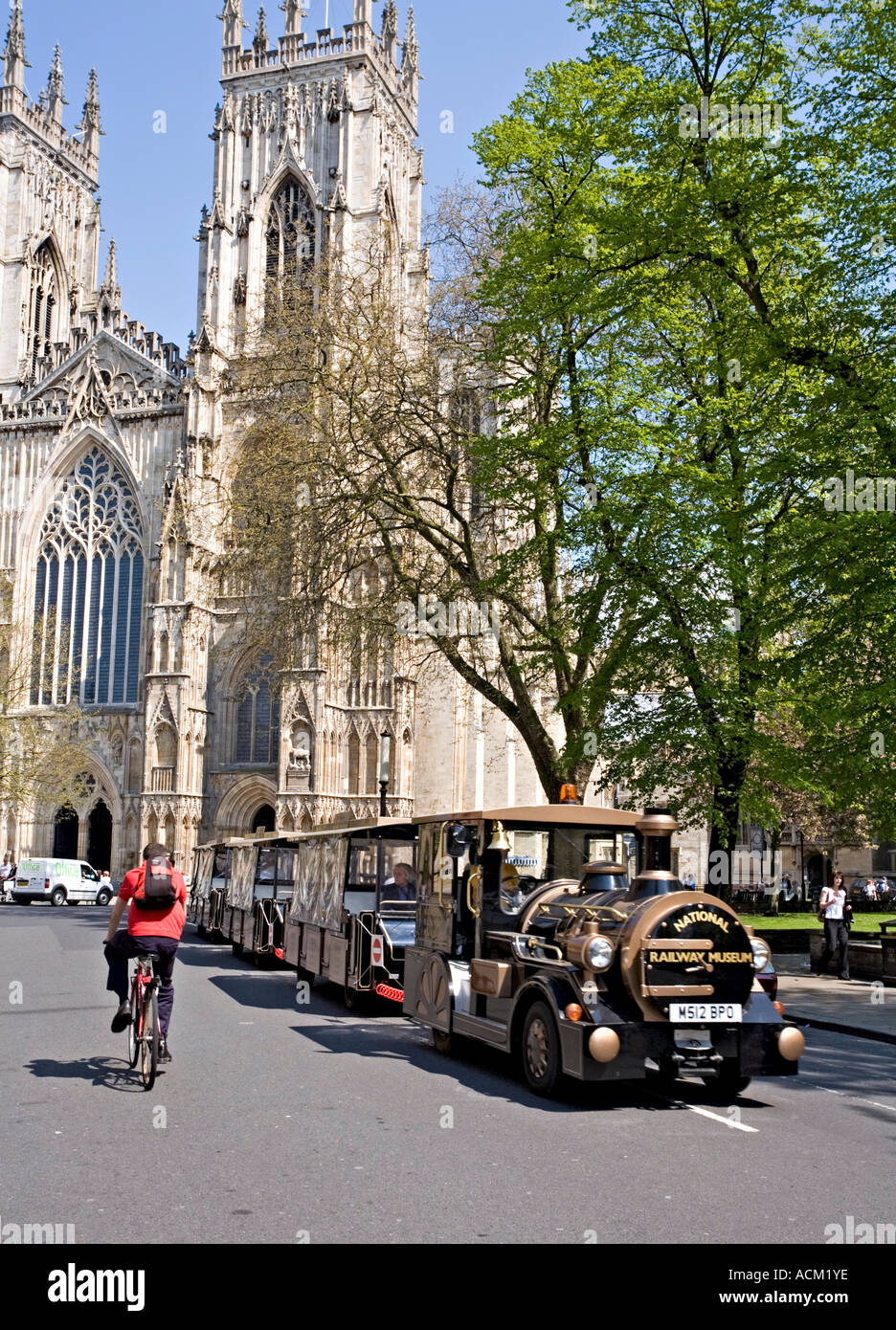 Ciclo e terreni di trasporto treno in York England Regno Unito Foto Stock