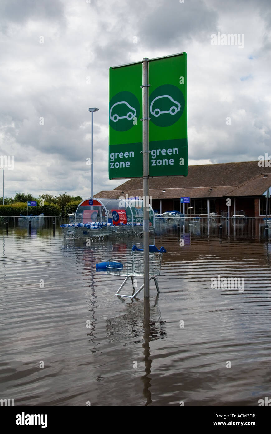 In un invaso supermercato Parcheggio Auto Foto Stock