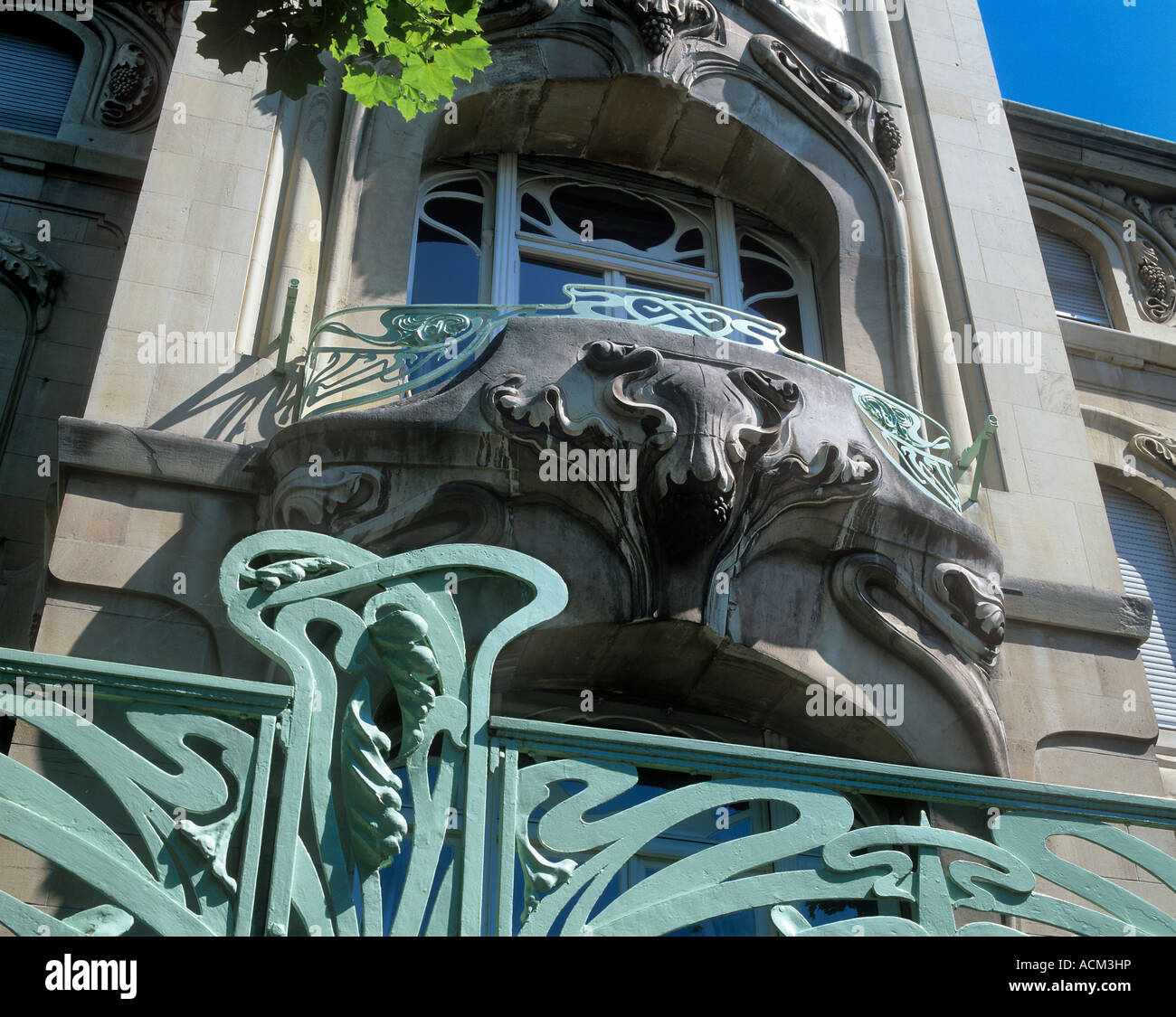 Vicino di casa in stile Art Nouveau e le ringhiere, Rue Bartholdi, Colmar, Francia. Foto Stock