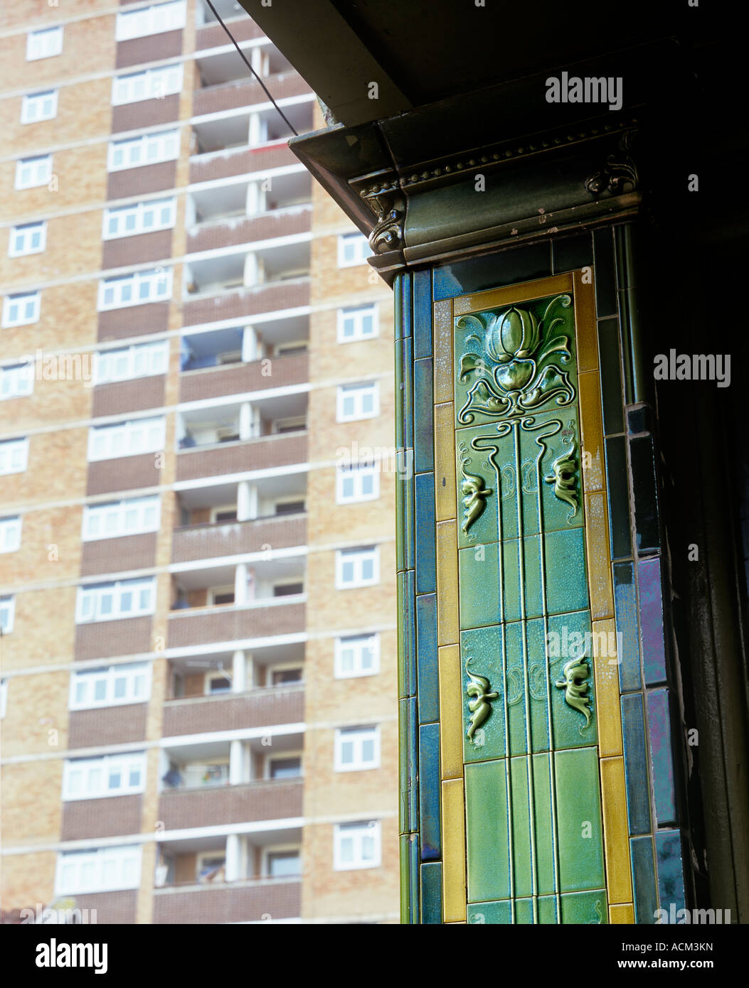 I contrasti stilistici: dettagli liberty su un vecchio negozio di fronte, St. George's Road, Kemp Town, Brighton, con moderni appartamenti dietro. Foto Stock