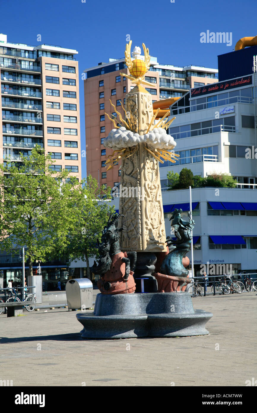 Moderna statua in town square a Rotterdam, Olanda, Europa Foto Stock