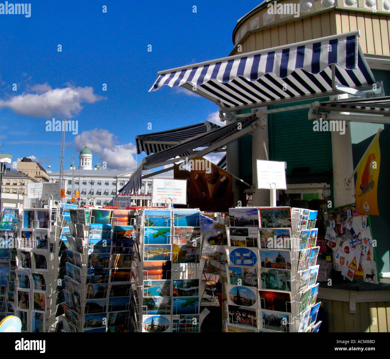 Edicola sul mercato centrale di Helsinki con la vendita di foto cartoline Foto Stock