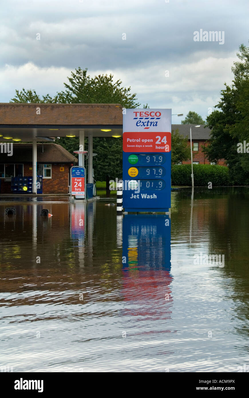 In un invaso supermercato stazione di benzina Foto Stock