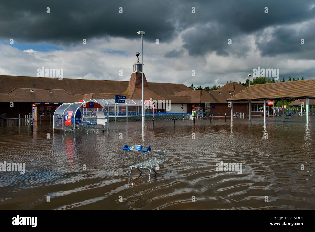 In un invaso supermercato Parcheggio Auto Foto Stock