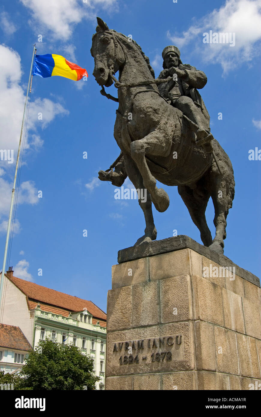 Targu Mures, Transilvania, Romania. Piata Trandafirilor (quadrato) Statua di Avram Iancu e bandiera rumena Foto Stock