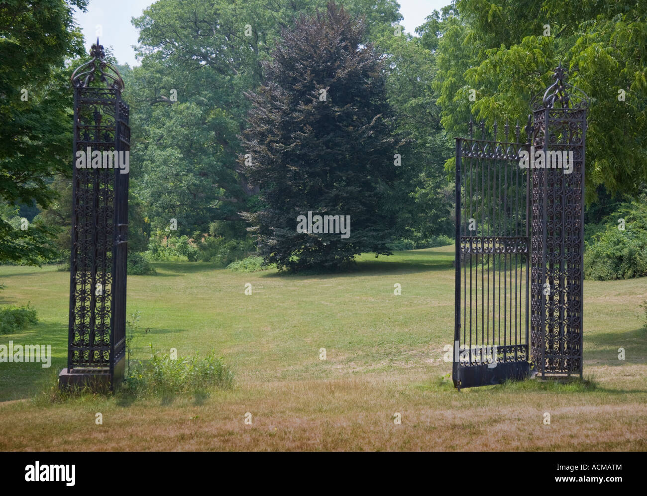 Aprire i cancelli in corrispondenza di un ingresso al parco Foto Stock