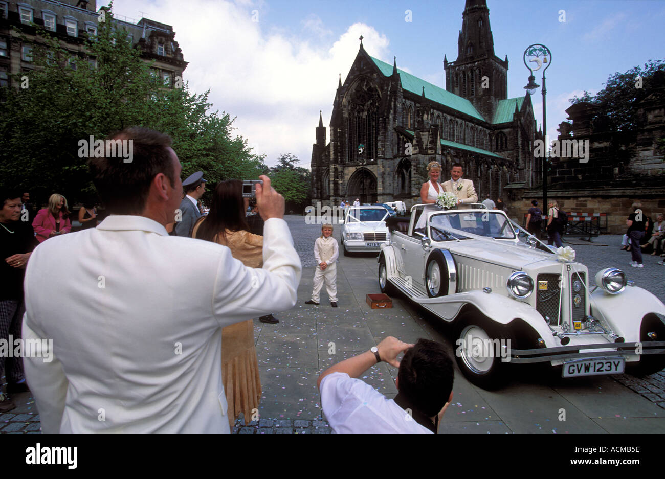 Scozia Glasgow giovane sposarsi davanti a Glasgow s cattedrale medievale Foto Stock