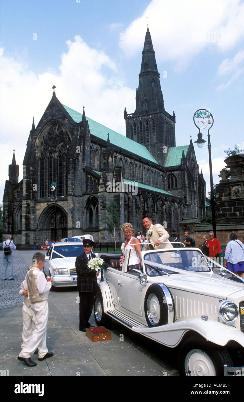 Scozia Glasgow giovane sposarsi davanti a Glasgow s cattedrale medievale Foto Stock