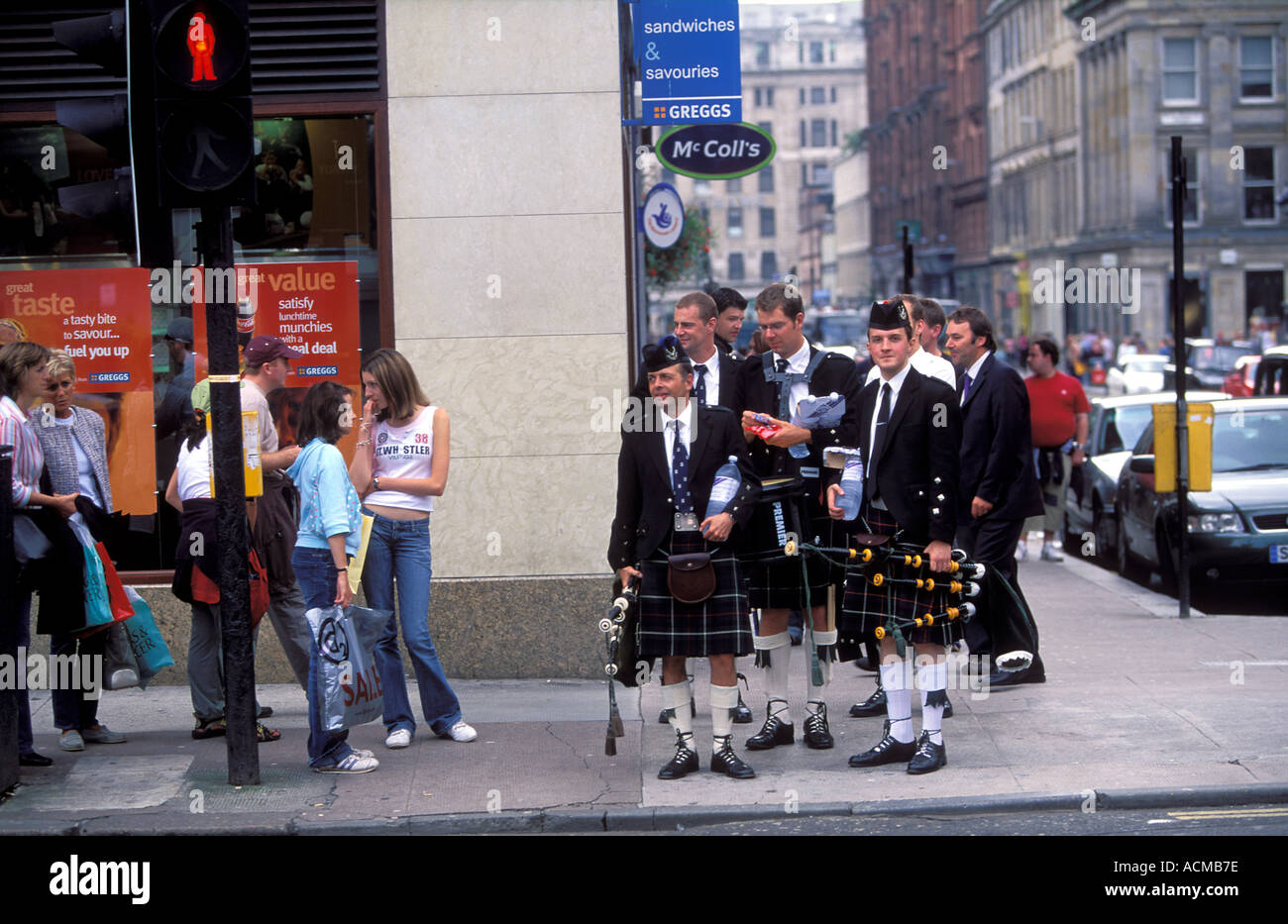 Scozia Glasgow Gruppo di cornamuse i giocatori in un tradizionale abito scozzese di Glasgow city centre Foto Stock
