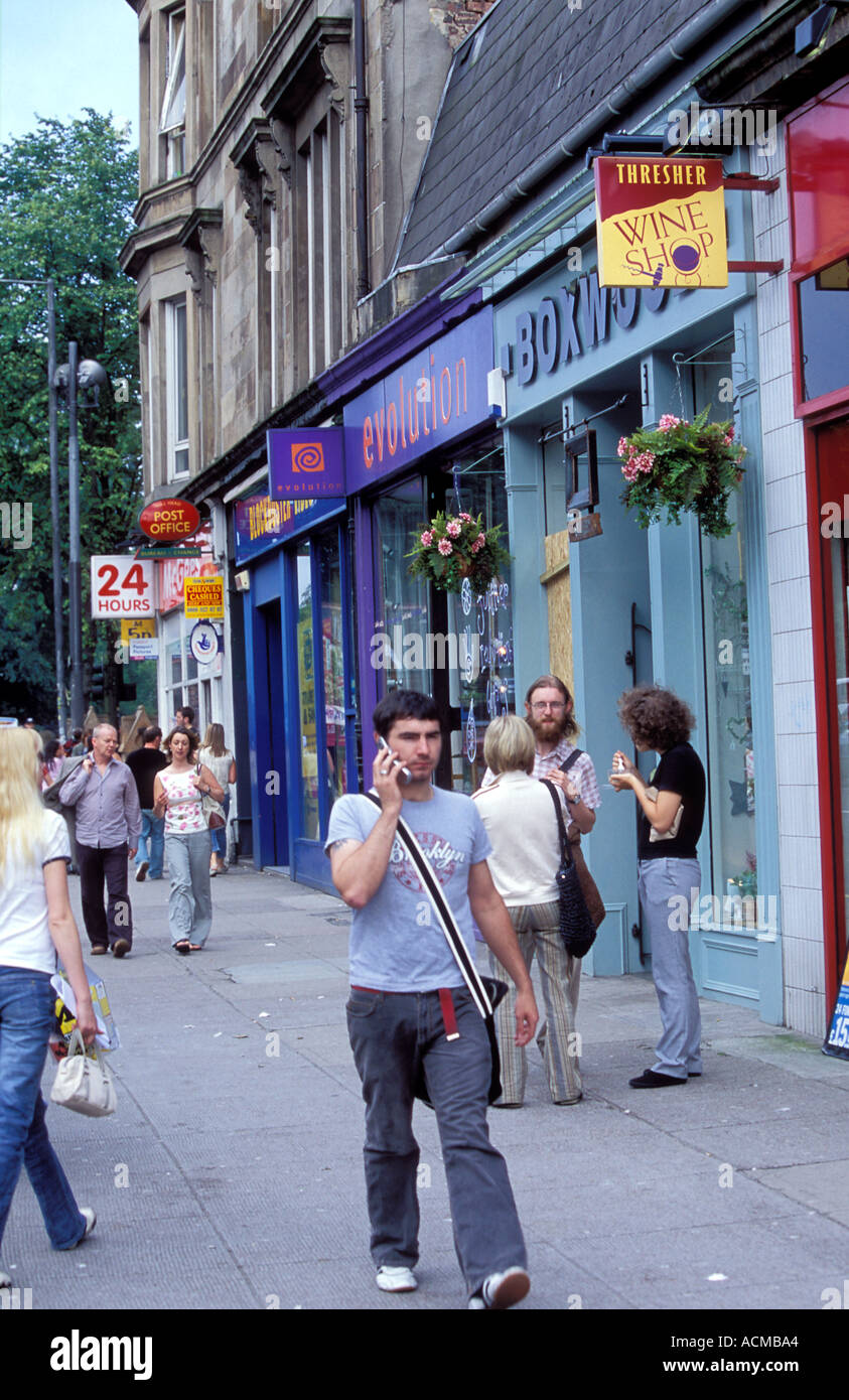 Scozia Glasgow giovani su Byres Road al quartiere alla moda del West End area Foto Stock