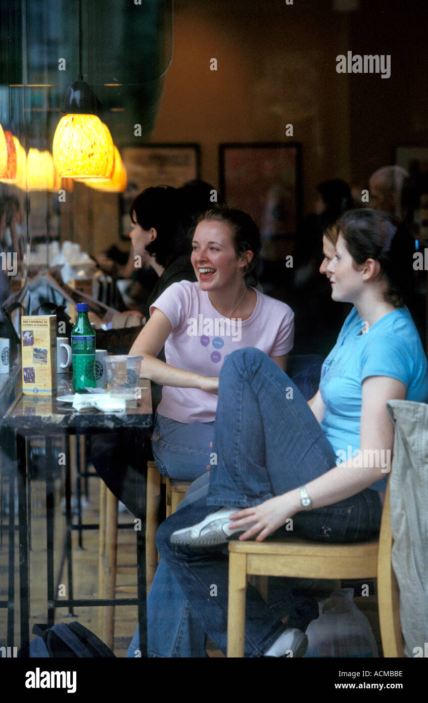 Scozia Glasgow giovani donne seduti in un caffè Glasgow Foto Stock