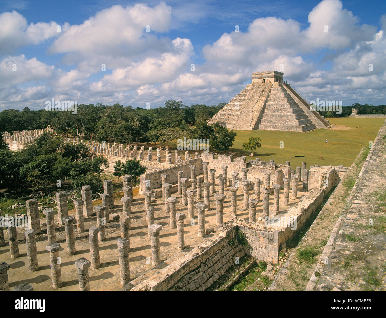 Messico. Chichen Itza. Il Castello aka Kukulcans Piramide e complesso delle mille colonne. Foto Stock