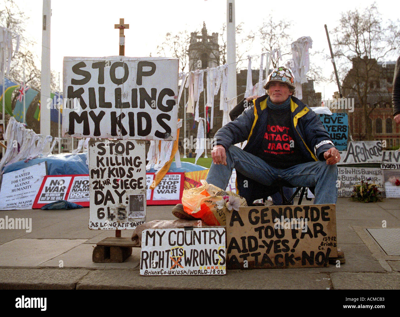 Brian Haw accampati fuori casa del parlamento in segno di protesta dei governi Medio Oriente coinvolgimento Foto Stock