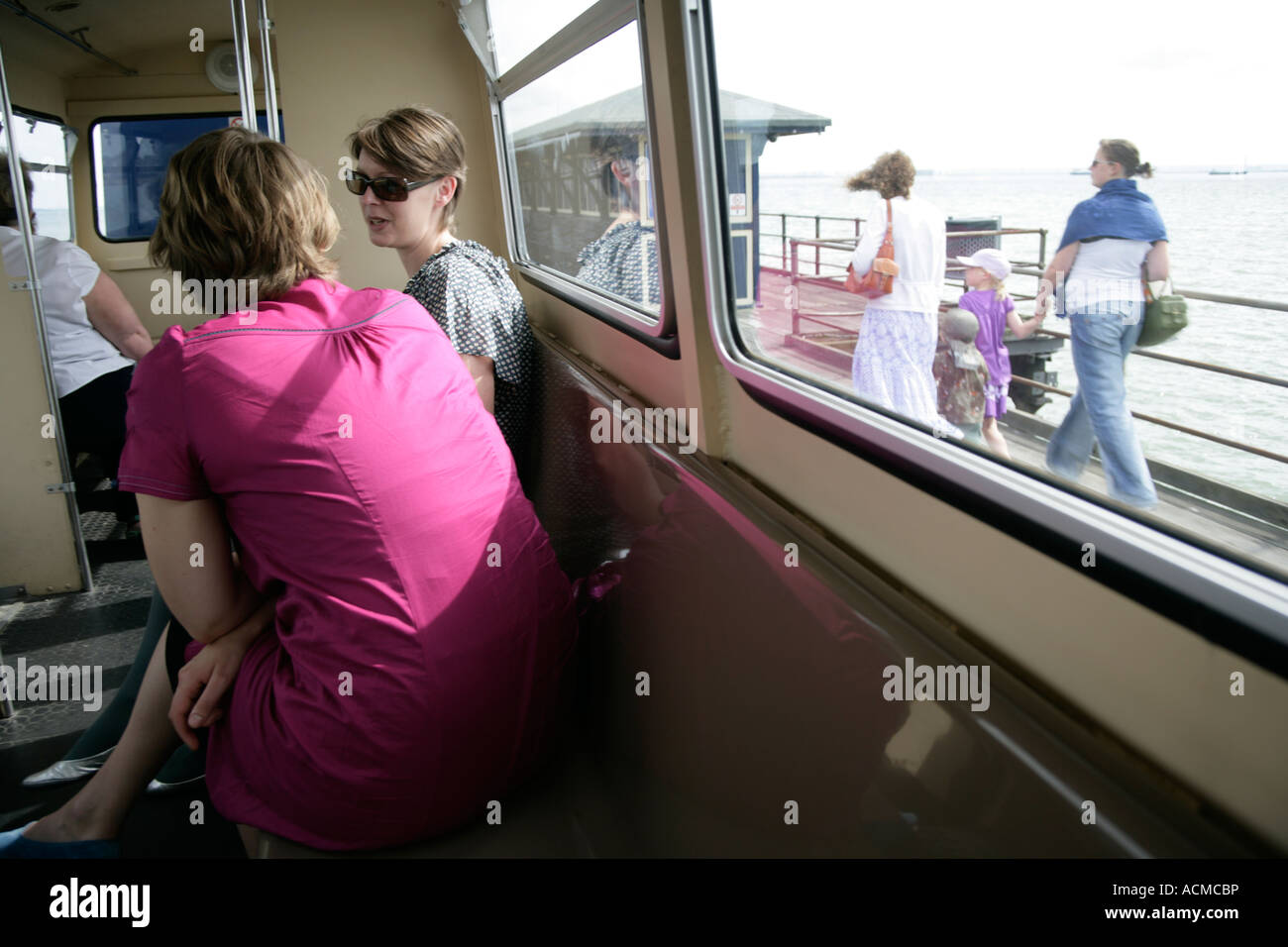 Passeggeri in treno su Southend on Sea pier, England, Regno Unito Foto Stock