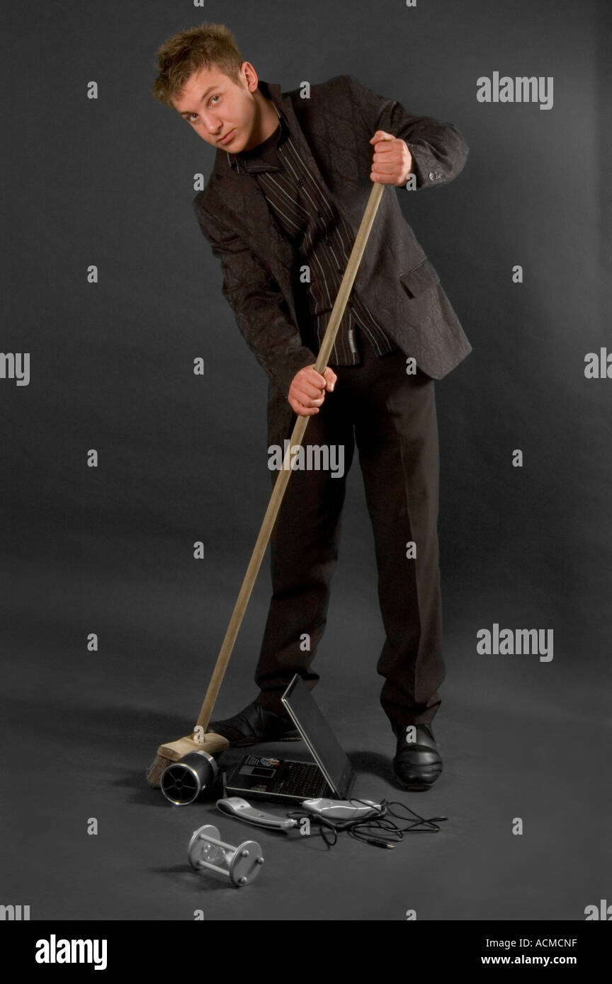 Uomo con una scopa Foto stock - Alamy
