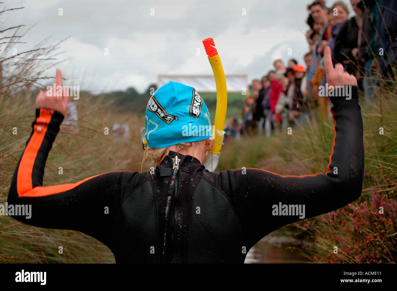 Concorrente celebra dopo aver completato il corso nel mondo annuale Bog Snorkelling campionati Llanwrtyd Wells Powys Mid Wales UK Foto Stock