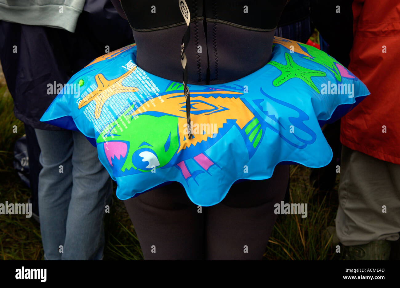 Concorrente indossare bambino anello in gomma nel mondo annuale Bog Snorkelling campionati a Llanwrtyd Wells Powys Mid Wales UK Foto Stock