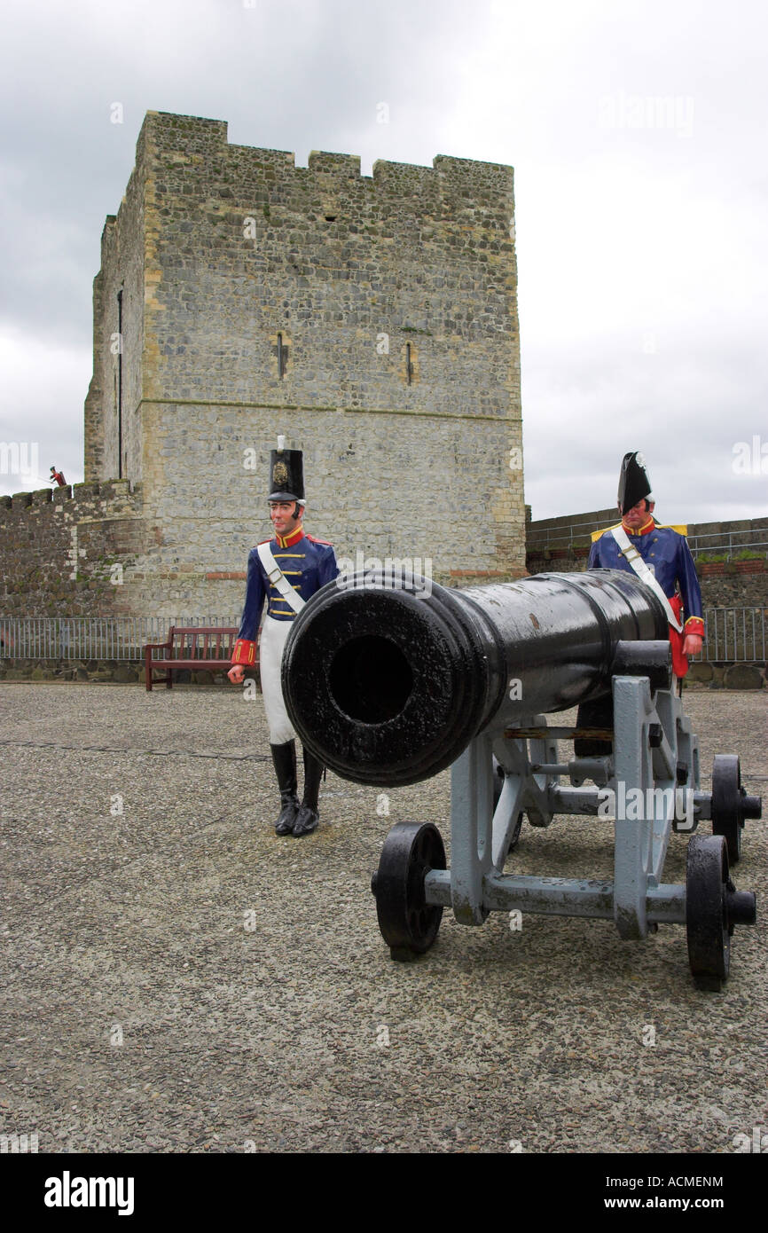 Inizio del XIX secolo i cannoni e artiglieria uomini Situato sul Gran batteria di Carrickfergus Castle Foto Stock