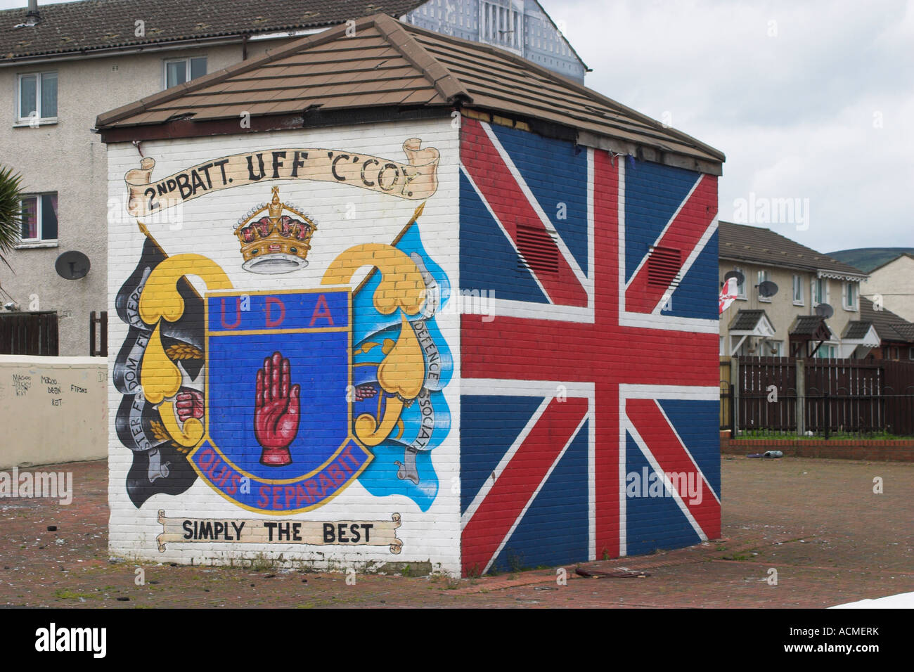 Due murali Unione Bandiera e UDA emblema con UDA e UFF bandiere Shankill Road Belfast County Antrim Irlanda del Nord Foto Stock