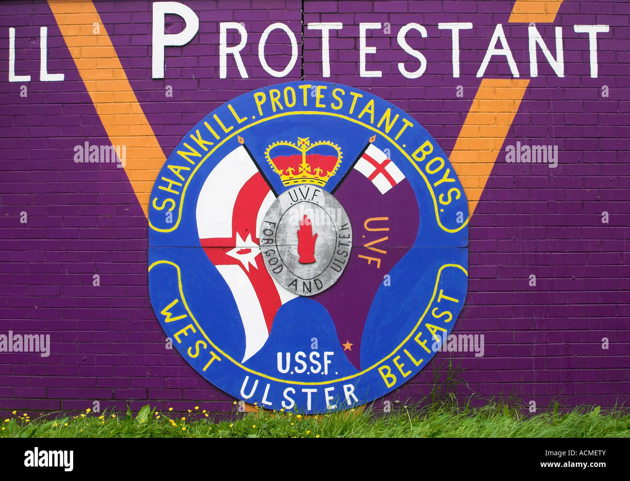 V dettaglio da un murale UVF UVF Ulster Volunteer Force e SPB Shankill protestante murale ragazzi Foto Stock