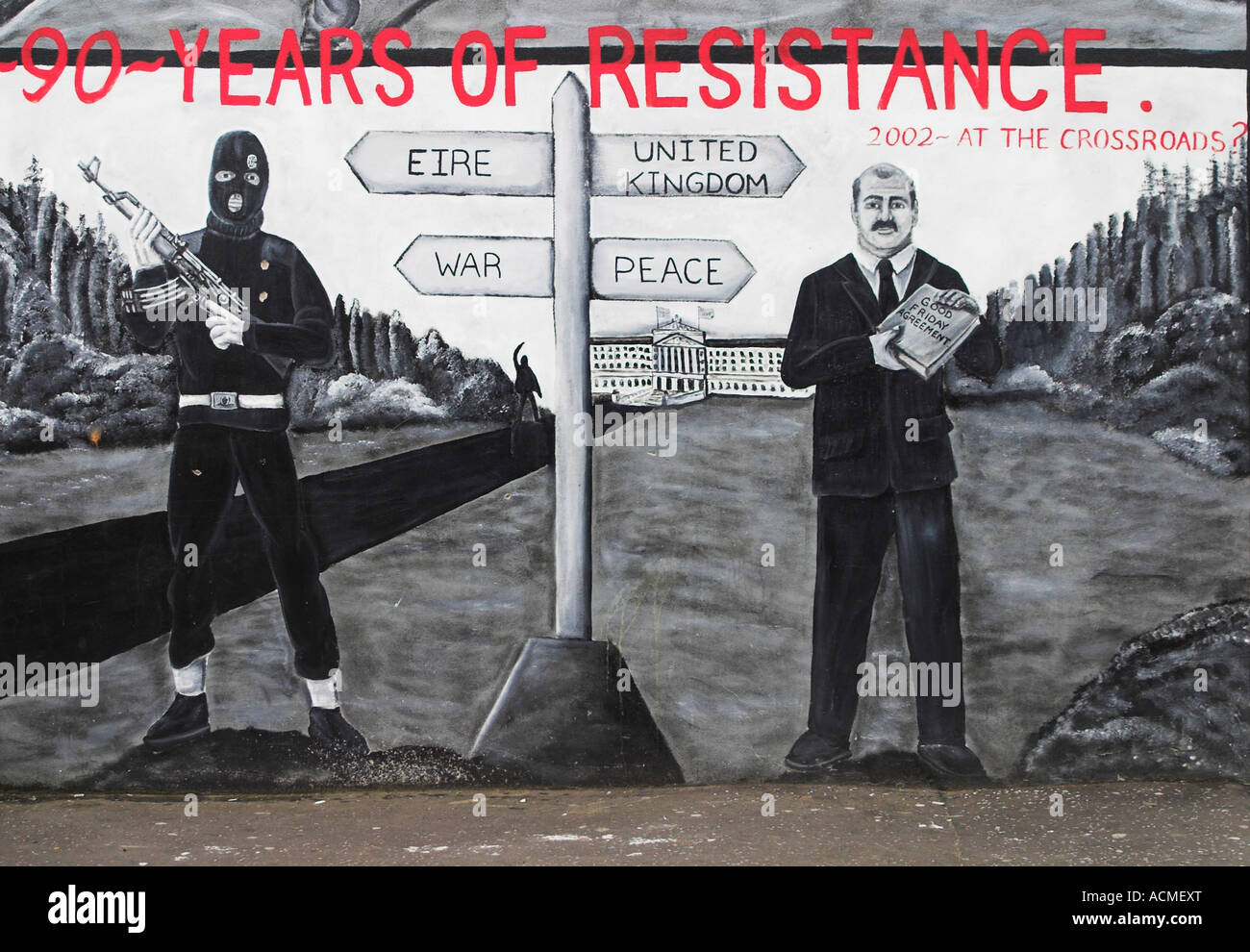 90 anni di resistenza 2002 al crocevia di un murale lealisti Canmore Street off Shankill Road Foto Stock