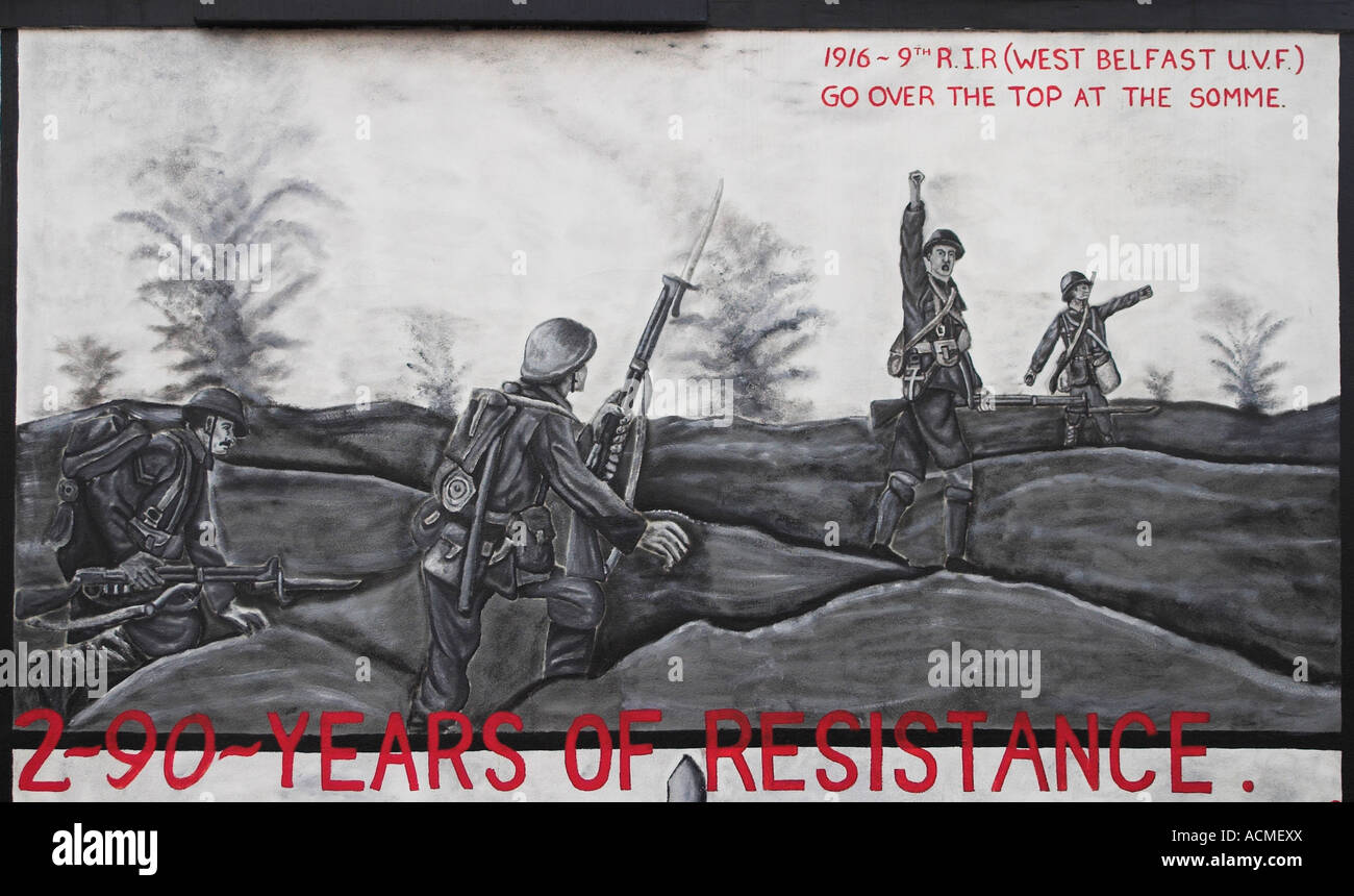 Sopra la parte superiore a Somme con un murale lealisti Canmore Street off Shankill Road Foto Stock