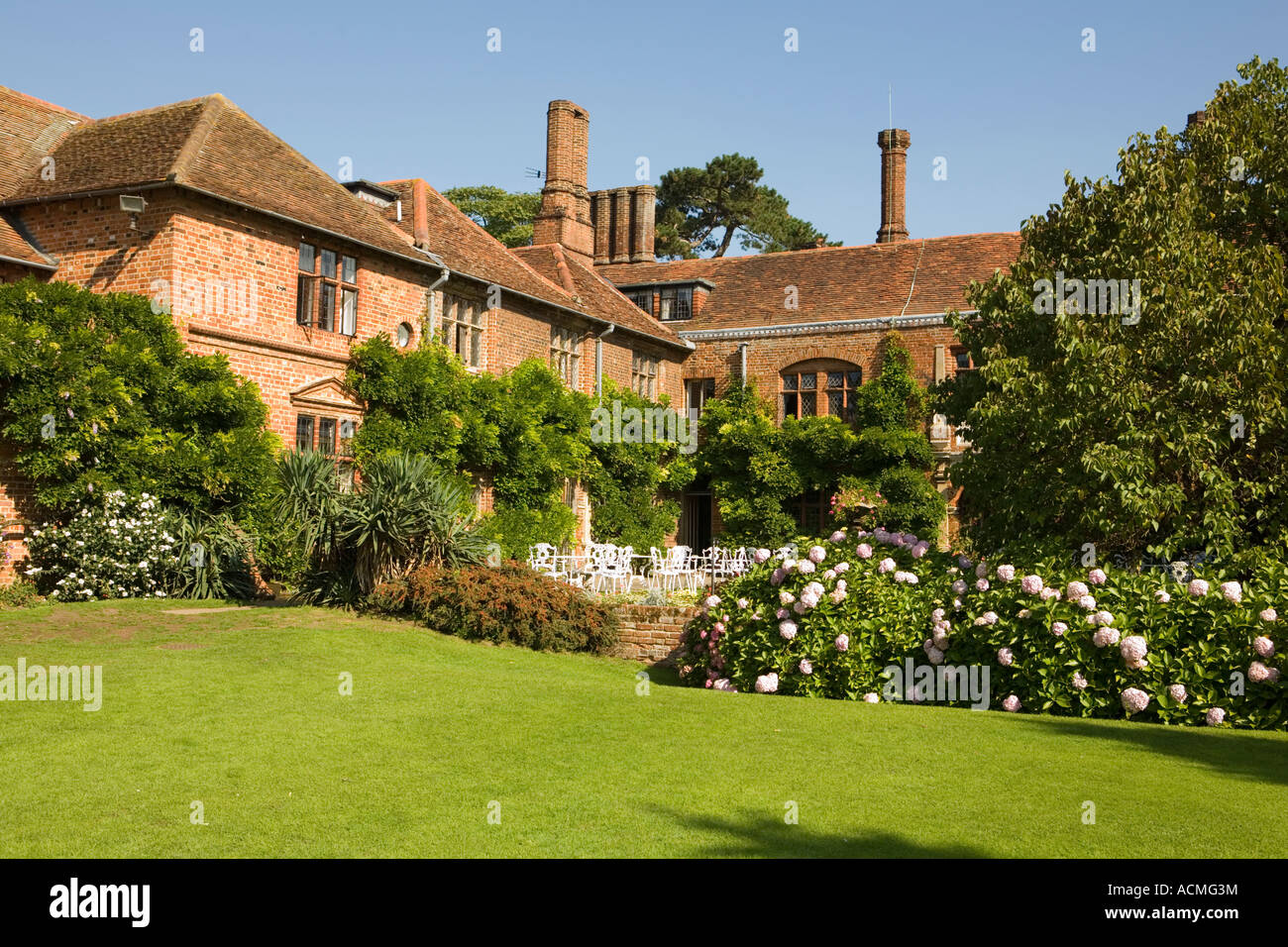 Country Garden a metà estate in Suffolk Foto Stock