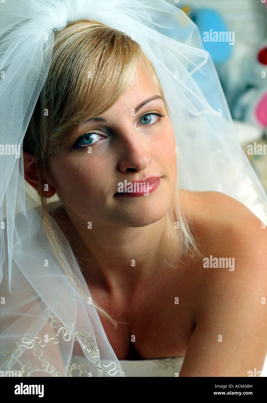 Ritratto di una sposa sorridente in mezzo corpo immagine sorridente con il velo Foto Stock