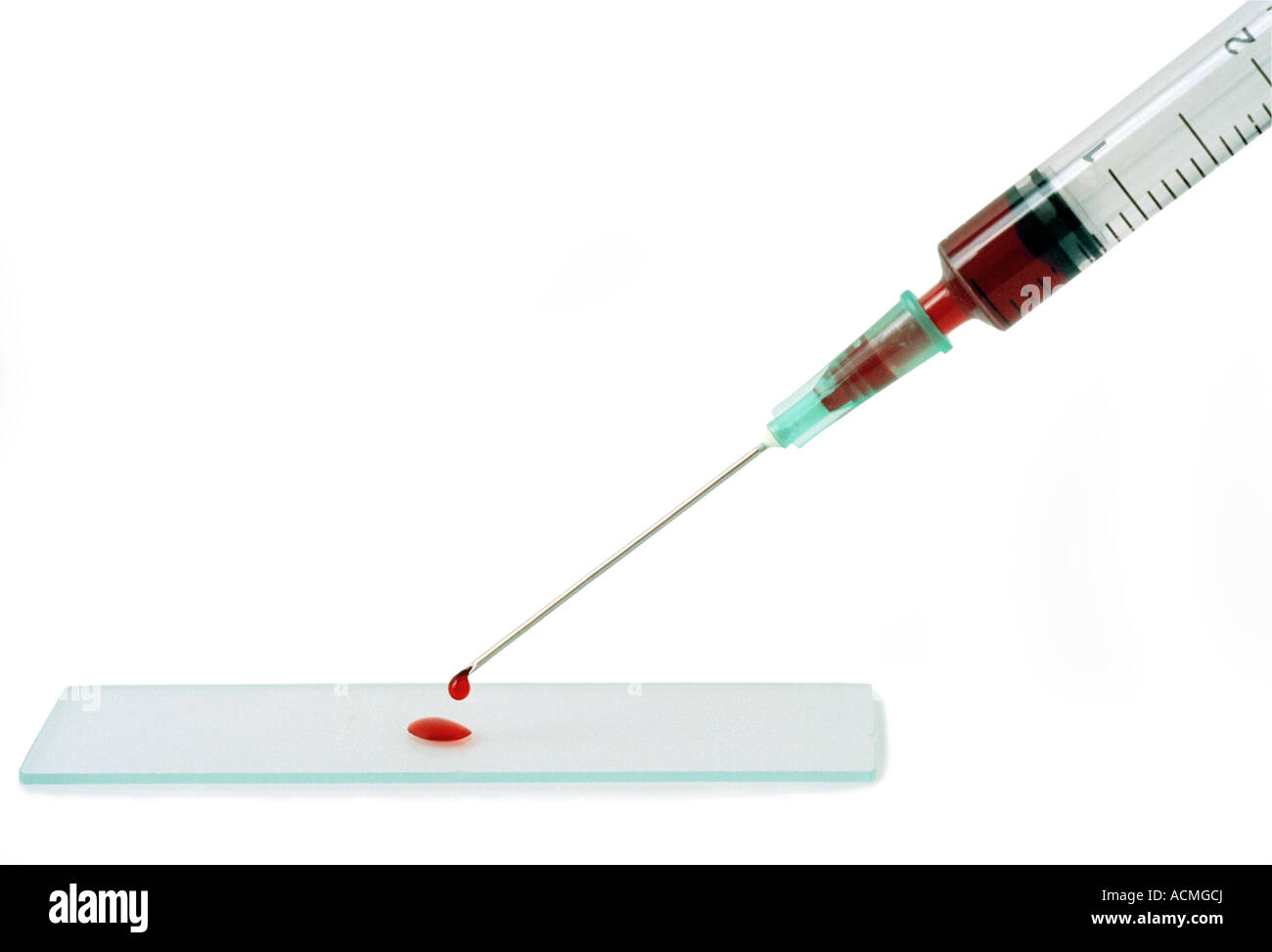 Siringa ponendo un campione di sangue in una diapositiva. Foto Stock