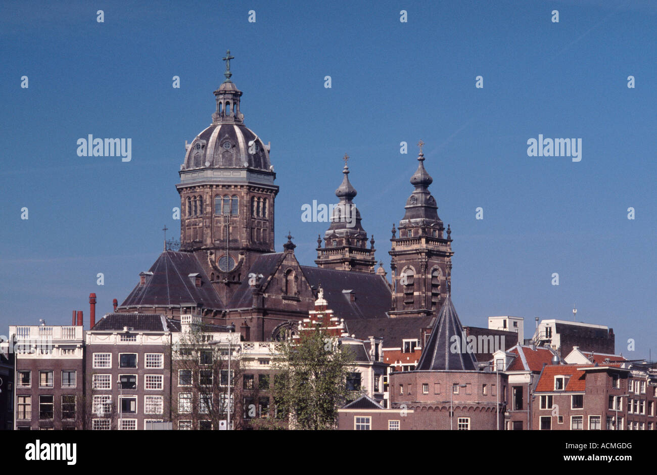 La cupola e le torri di San Nicolaas chiesa cattolica (Sint Nicolaaskerk) che domina lo skyline di Amsterdam, Paesi Bassi Foto Stock