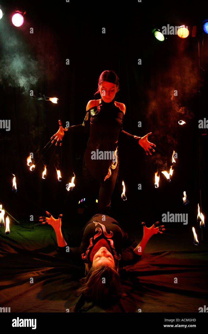 Pericolo di confusione ballerina ballerina attrice performance sul palco sfida fuoco moderno astratto assurdo equilibrio artistico Foto Stock