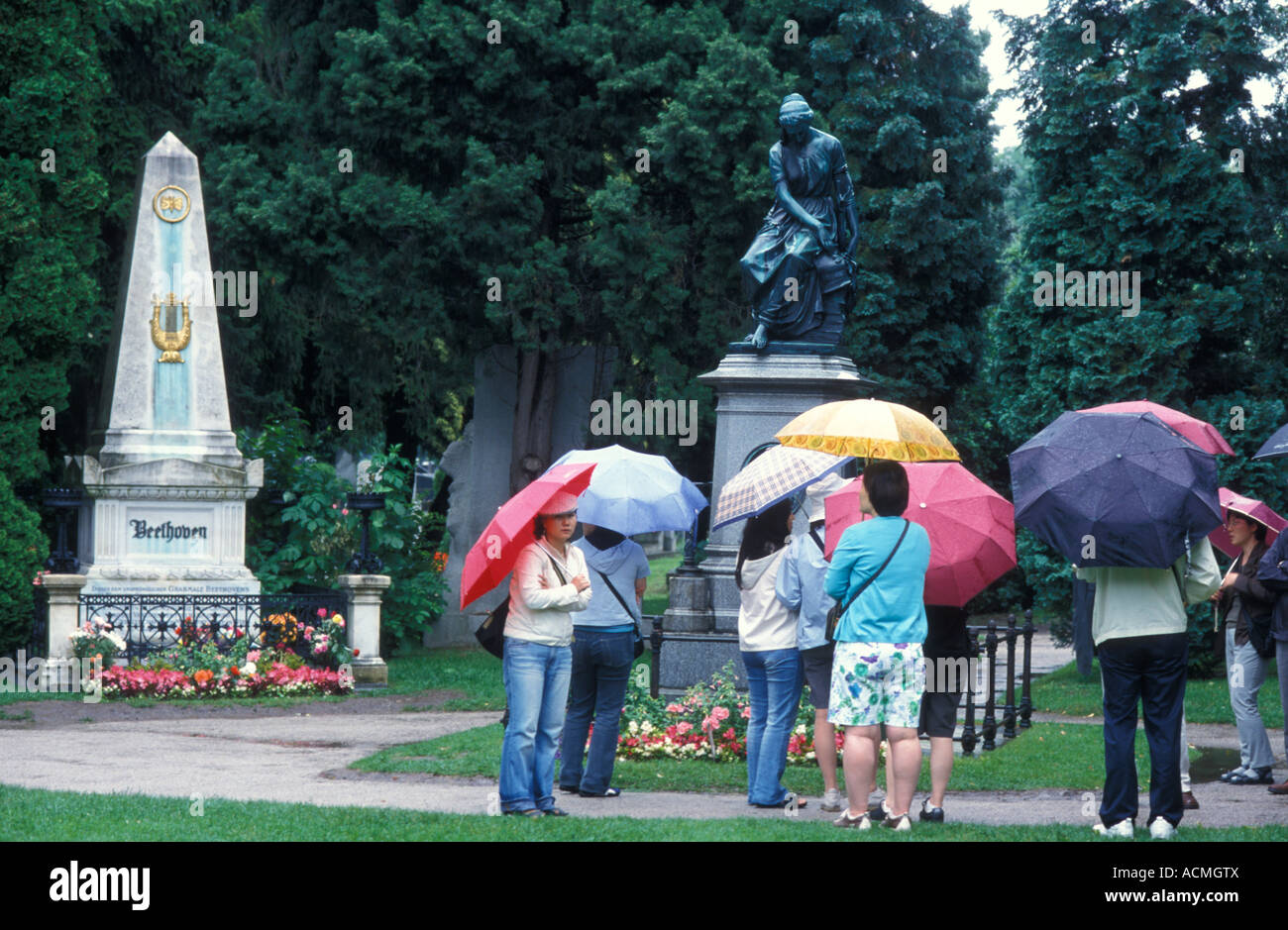 Turisti in tombe famose del cimitero Zentralfriedhof a Vienna Austria Foto Stock