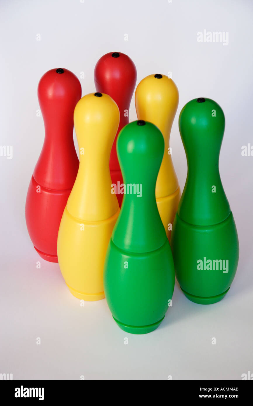 Chiglia birilli colore colore giocattolo gioco bambini ciotola bocce bowling  Foto stock - Alamy