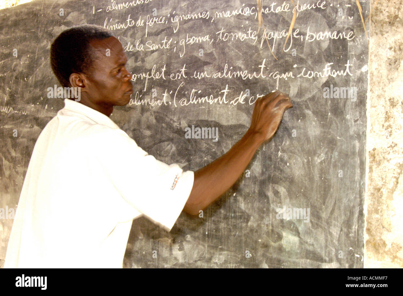 Insegnante scrivere sulla lavagna Akame Togo Africa occidentale Foto Stock