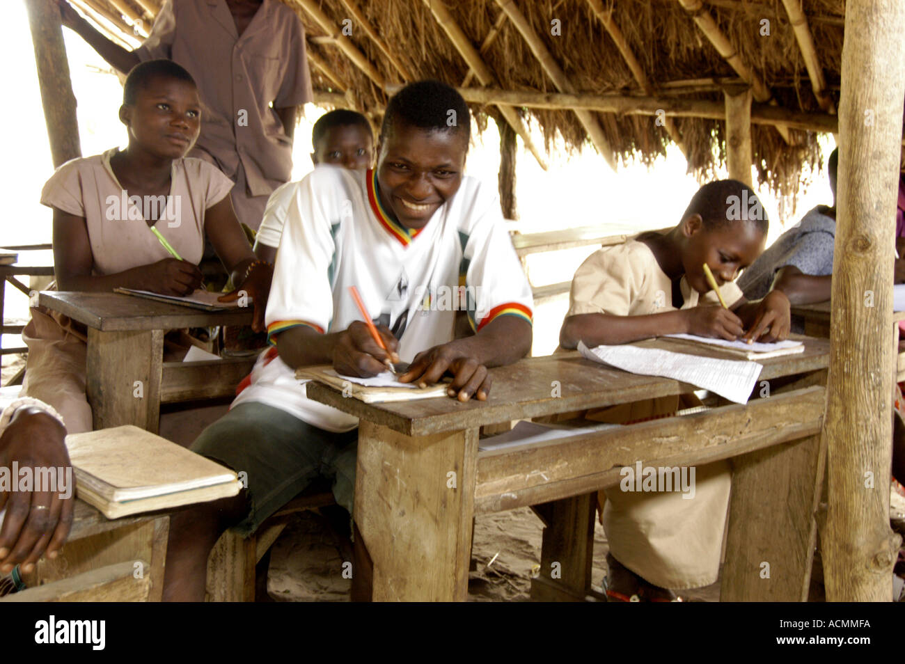 Gli studenti in classe scolastica Akame Togo Africa occidentale Foto Stock