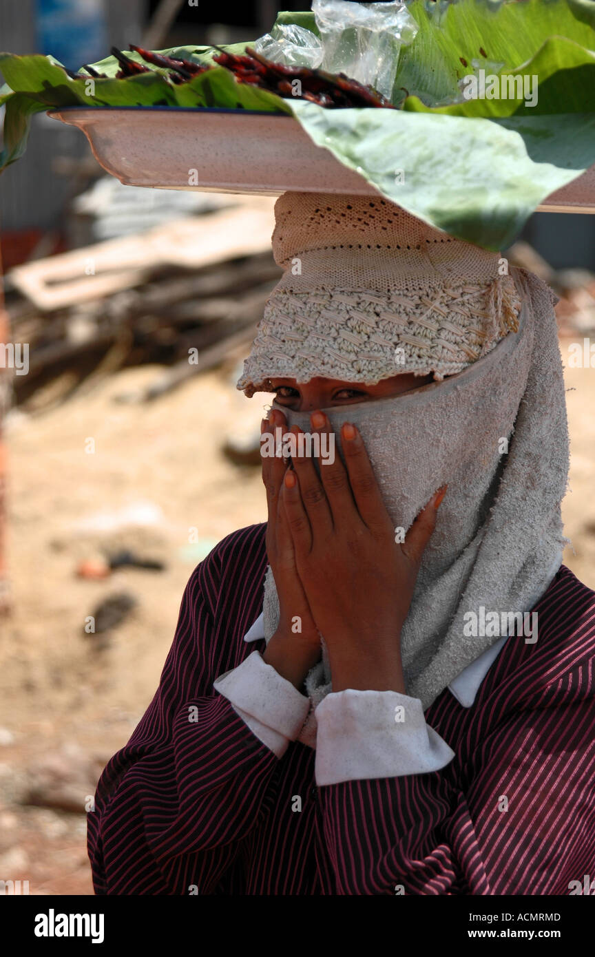 Cambogiani donna con una faccia nascosta Foto Stock