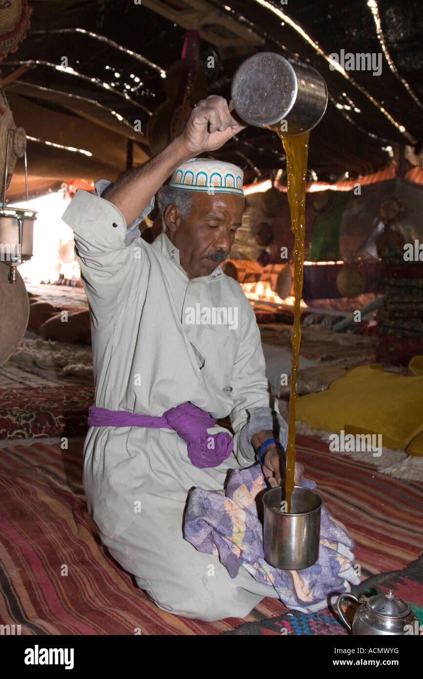 Ghadames, Libia. Il Tuareg preparando il tè Foto Stock