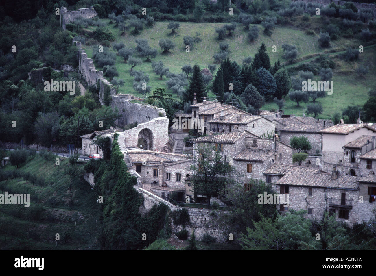 Porta della città nei pressi di Rocca Maggiore superiore di Assisi Umbria Italia Foto Stock