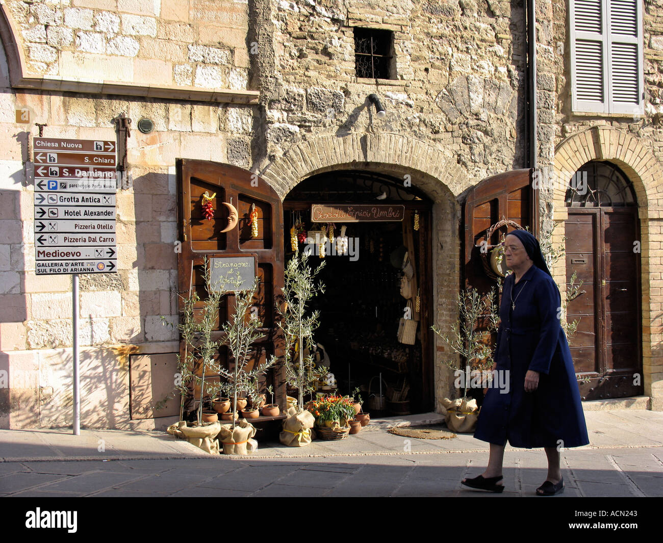 Cattolica romana nun passeggiate passato di aprire le porte del ... Le porte del passato