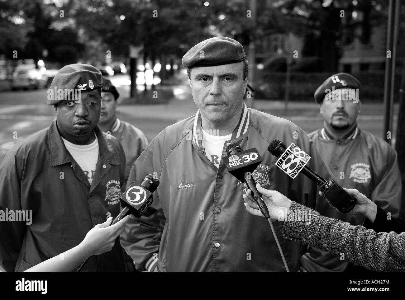 Curtis Sliwa che fondò gli Angeli Custodi nel 1979 risponde alle domande per i media come egli ha istituito un capitolo nel Connecticut Foto Stock