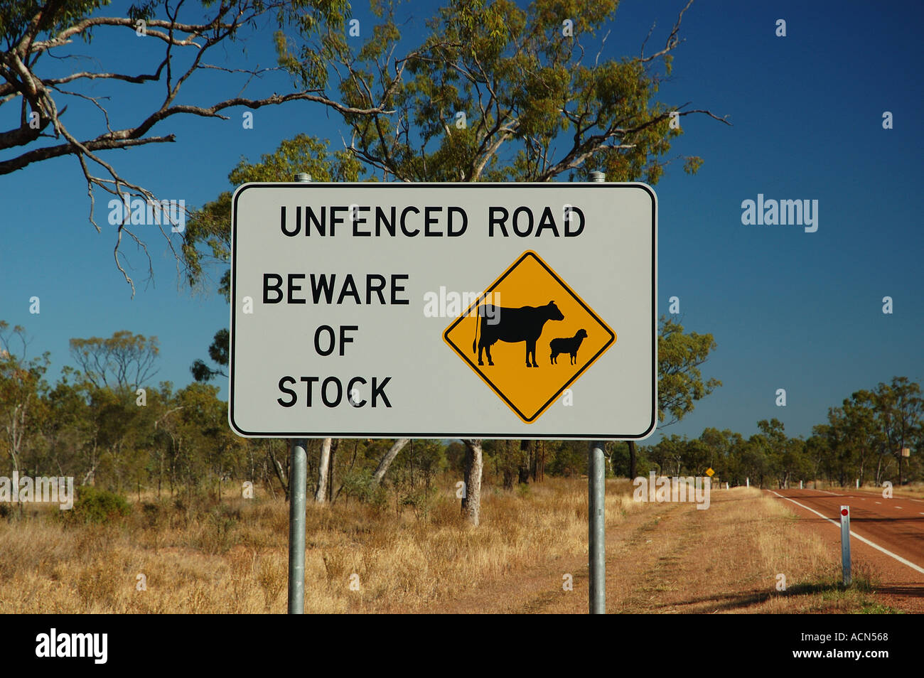 Strano di avvertimento sulla strada deserta lontano nord ovest Queensland Australia dsc 0022 Foto Stock