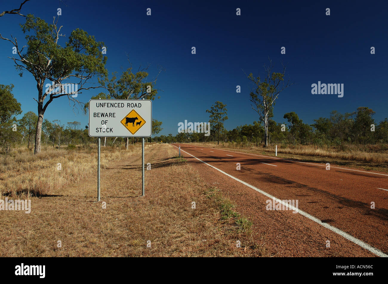 Avvertenza sulla strada deserta lontano nord ovest Queensland Australia dsc 0023 Foto Stock