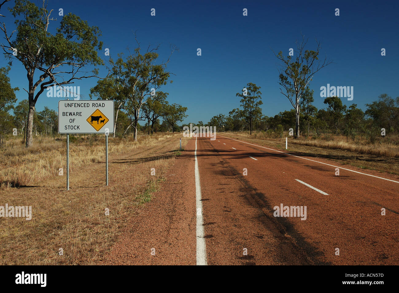 Avvertenza sulla strada deserta lontano nord ovest Queensland Australia dsc 0030 Foto Stock