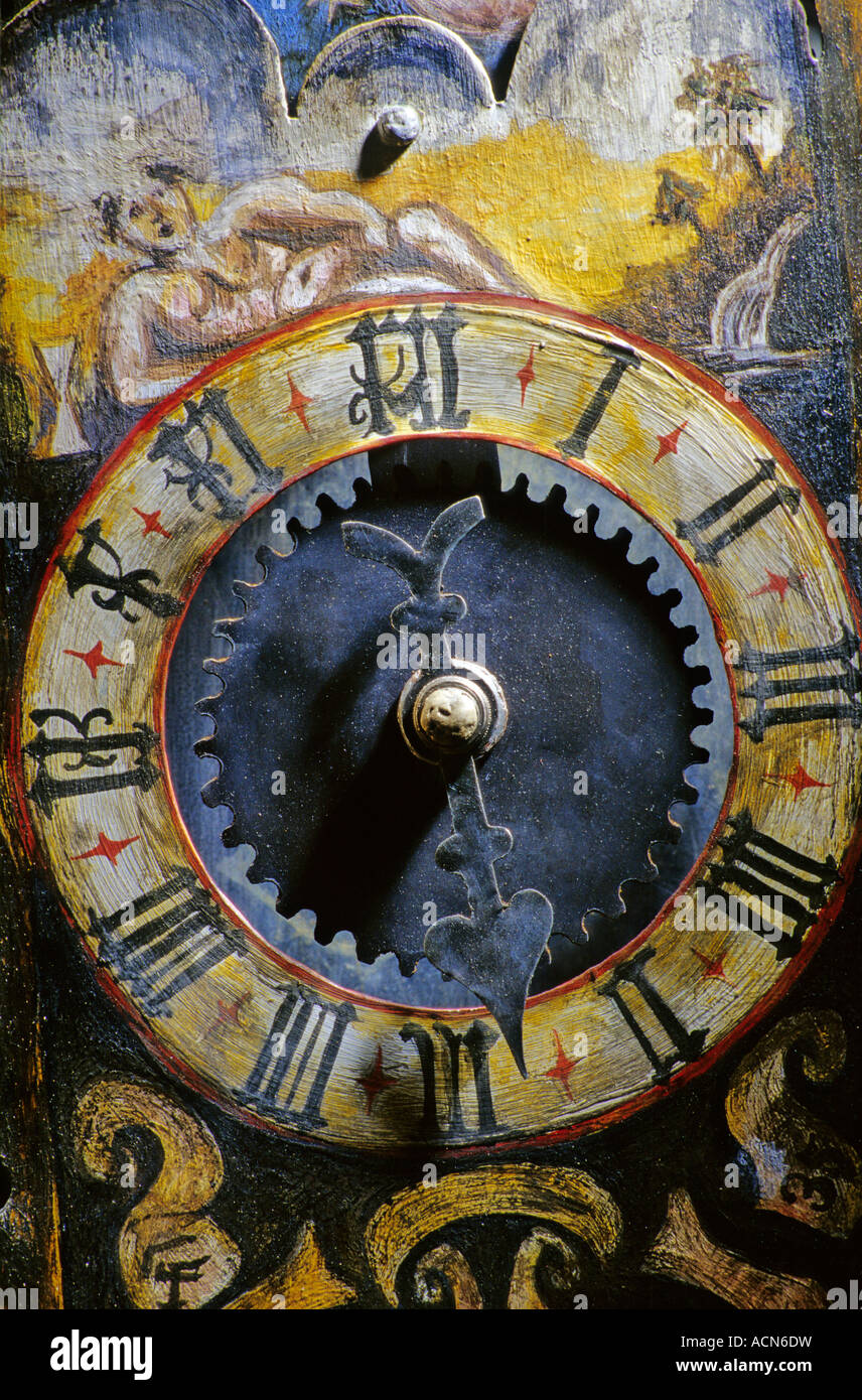 Un vecchio orologio dipinto con numeri romani Foto stock - Alamy