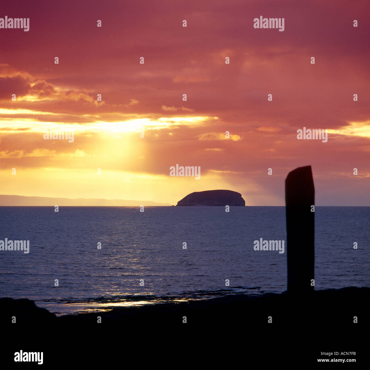 Holm ripida isola in 'Canale di Bristol' visto da Weston super Mare Somerset Inghilterra Foto Stock