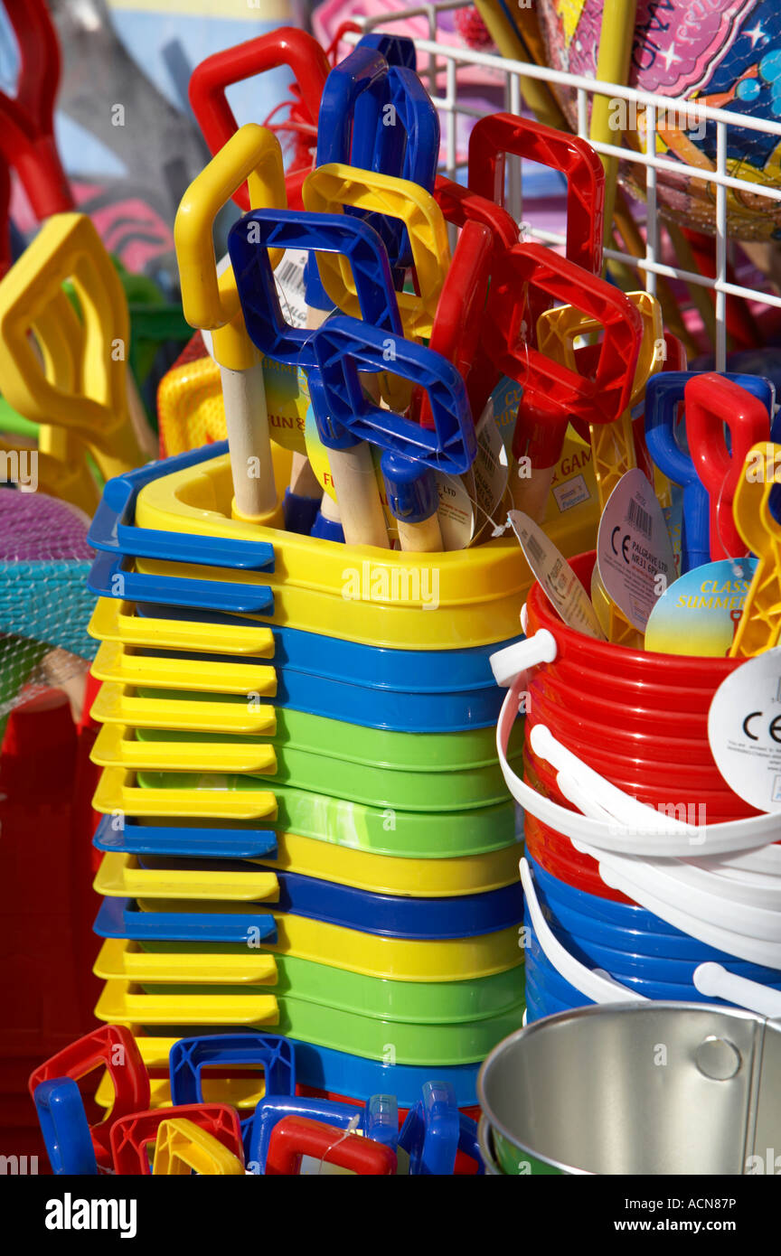 Collezioni di benne per bambini e di picche impilati per la vendita in un negozio di mare portstewart Foto Stock