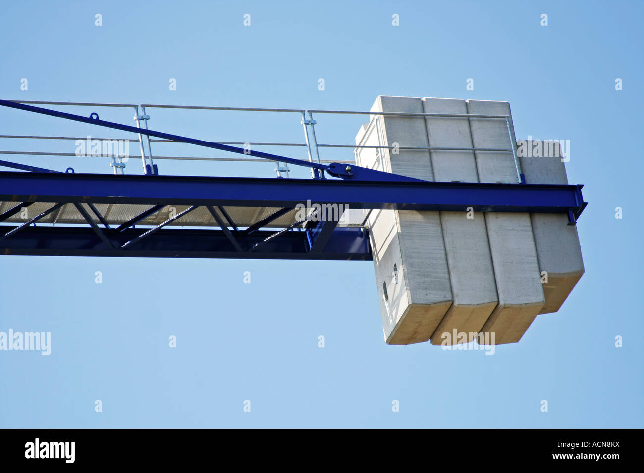 Visualizzazione isolata del contrappeso al termine di una gru Piattaforme contro un cielo blu. Foto Stock