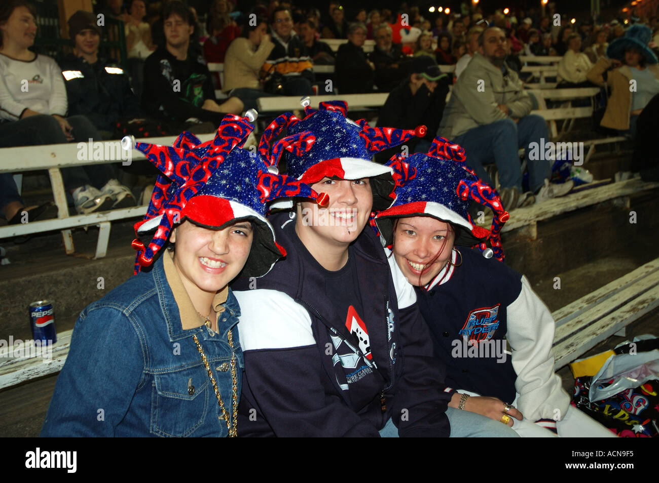 Tre 3 giovani donne a footy match dsc 2208 Foto Stock